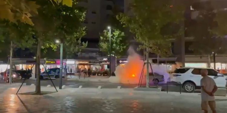 Përfshihet nga flakët makina në Vlorë, policia jep detajet e para