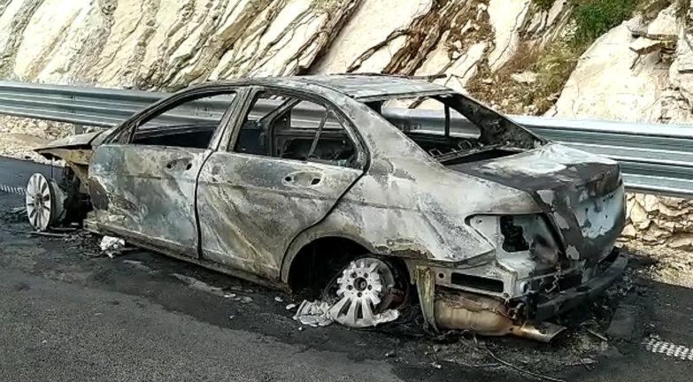 Ishin nisur për pushime në Sarandë, familja nga Tirana përjeton tmerr! Makina shkrumbohet plotësisht