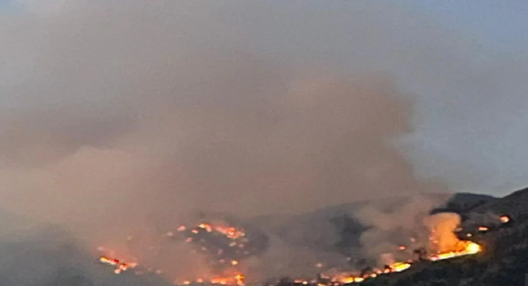 Zjarri në malin e Çikës/ Flakët përparojnë drejt Dhërmiut, situata mbetet shqetësuese