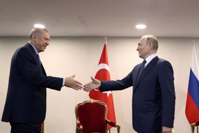 Putini priti 50 sekonda Erdoganin, por çfarë ndodhi 2 vite më parë me presidentin turk. Ja video që shpjegon gjithçka