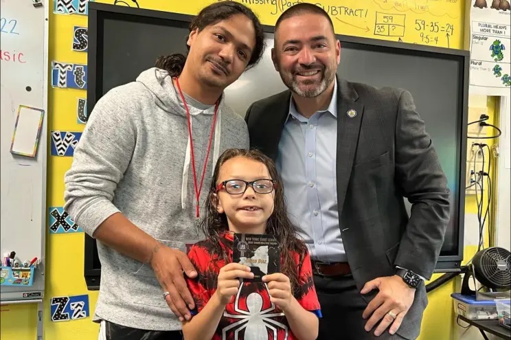 7-vjeçari “hero” shpëton shokun që po mbytej duke ngrënë