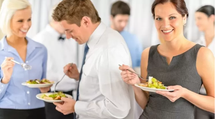 A është vërtetë i dëmshëm qëndrimi në këmbë gjatë ngrënies?