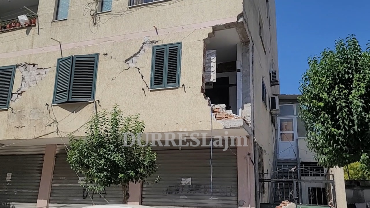 Shembet një pjesë e murit të pallatit të dëmtuar në Durrës, lëndohet fëmija 5 vjeç  (VIDEO)