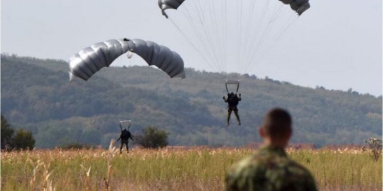 Parashutistët serbë në zonën kufitare me Kosovën, KFOR: Ishte stërvitje e forcave ushtarake të Serbisë