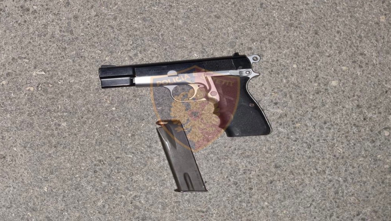 Qarkullonte me armë zjarri në makinë, arrestohet 23-vjeçari së bashku me dy persona të tjerë