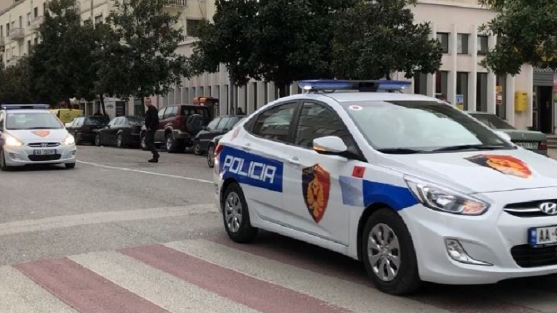 48-vjeçari në Tiranë tenton të përplasë me makinë gruan e tij