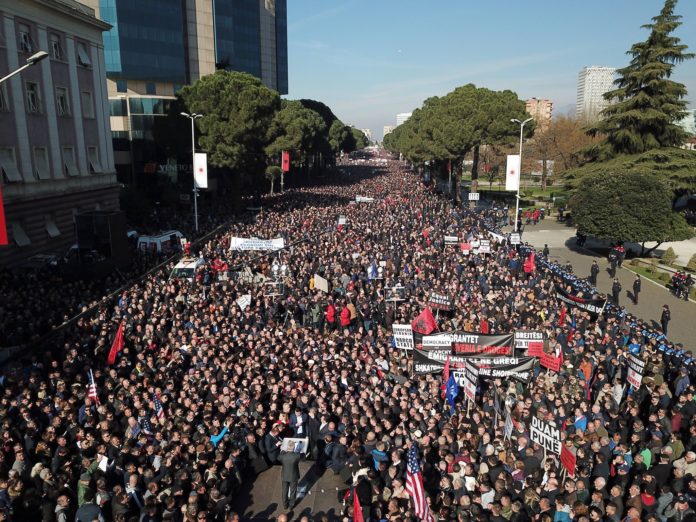 Protesta e sotme/ Rreth 2500 persona pritet të nisen nga Durrësi