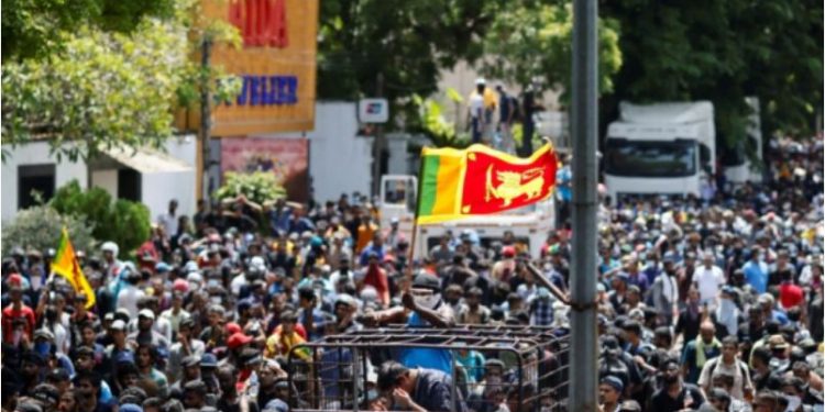 Protestat popullore rrëzuan kryeministrin dhe presidentin, shpallet gjendja e jashtëzakonshme në Sri Lanka