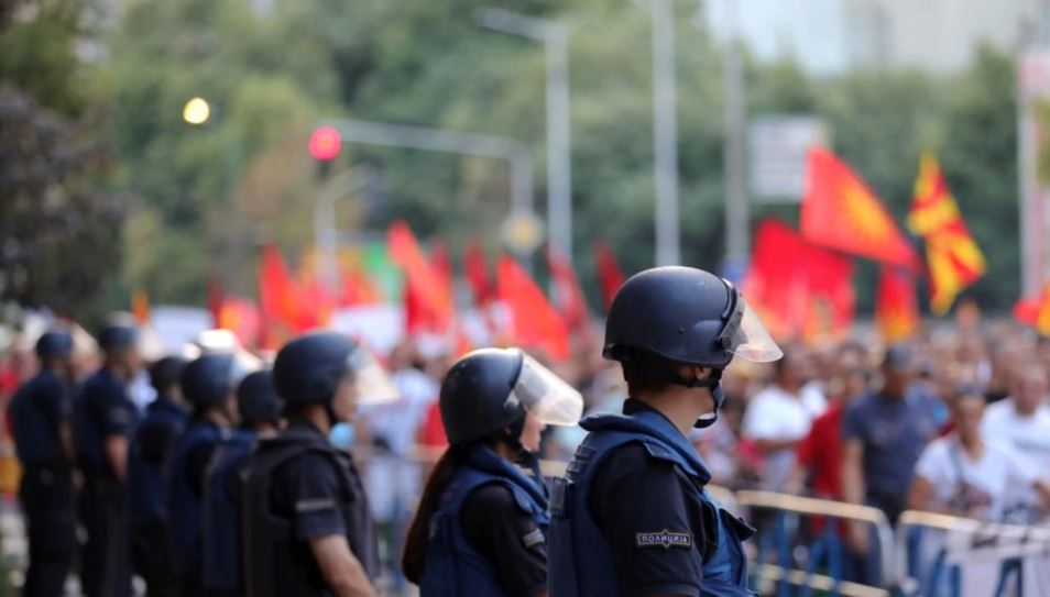 Pas disa ditëve me trazira, qetësohen protestat në Shkup kundër propozimit francez