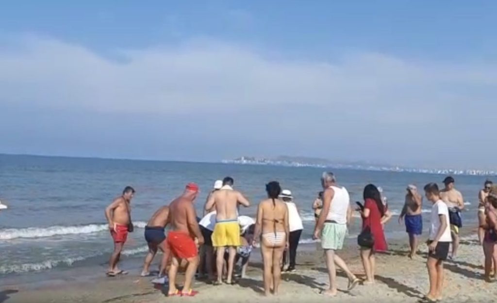 Ditë ankthi: Rrezikohet të mbytet babai me 3 fëmijë, pushuesit shpëtojnë një të moshuar