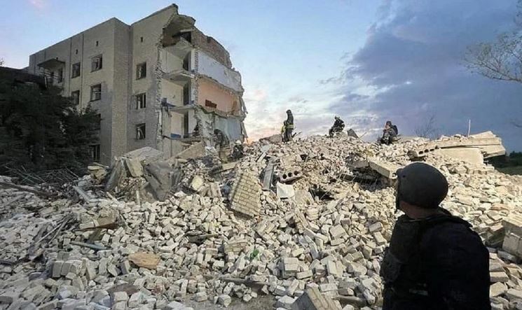 Rusët sulmojnë një bllok apartamentesh në Donetsk, të paktën 6 të vdekur