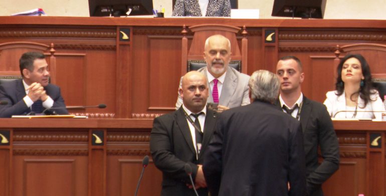 “O burracak, o i panderë. Ty të ka çmendur 7 korriku”, Berisha i shkon Ramës te karrigia, i dalin para gardistët