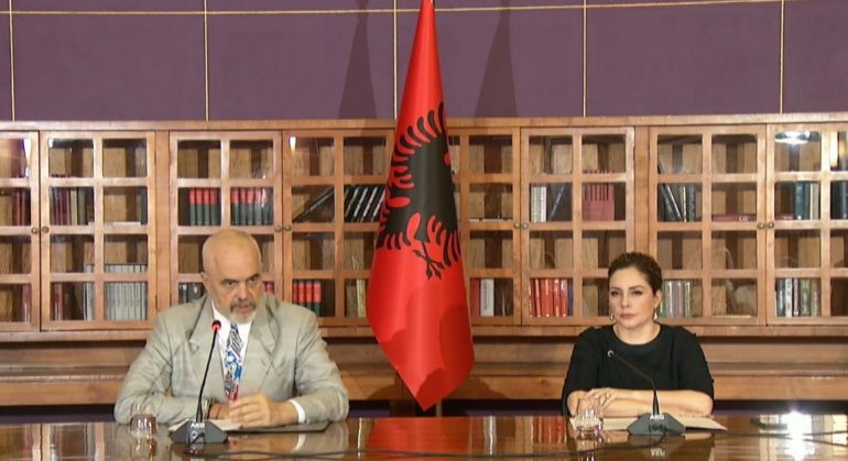 Akuzat e PD-së, Xhaçka: Do ju tregojë nëse i kemi pasuritë të ndara apo bashkë me burrin, nëse gjeni…