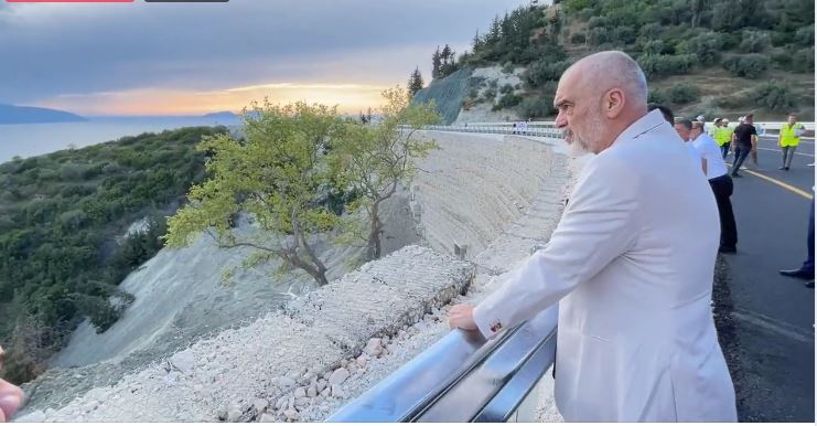 Opozita proteston poshtë zyrës së tij, Rama shfaqet në Vlorë në inagurimin e Bypassit