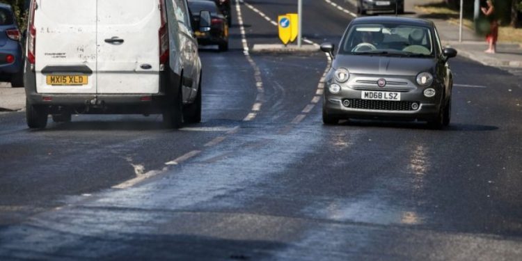 Shikoni se çfarë ka bërë i nxehti ekstrem në rrugët e Anglisë