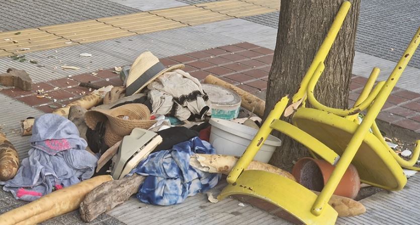 VIDEO/ “Çmendet” 50-vjeçarja në Selanik, hedh karriget nga ballkoni lakuriq