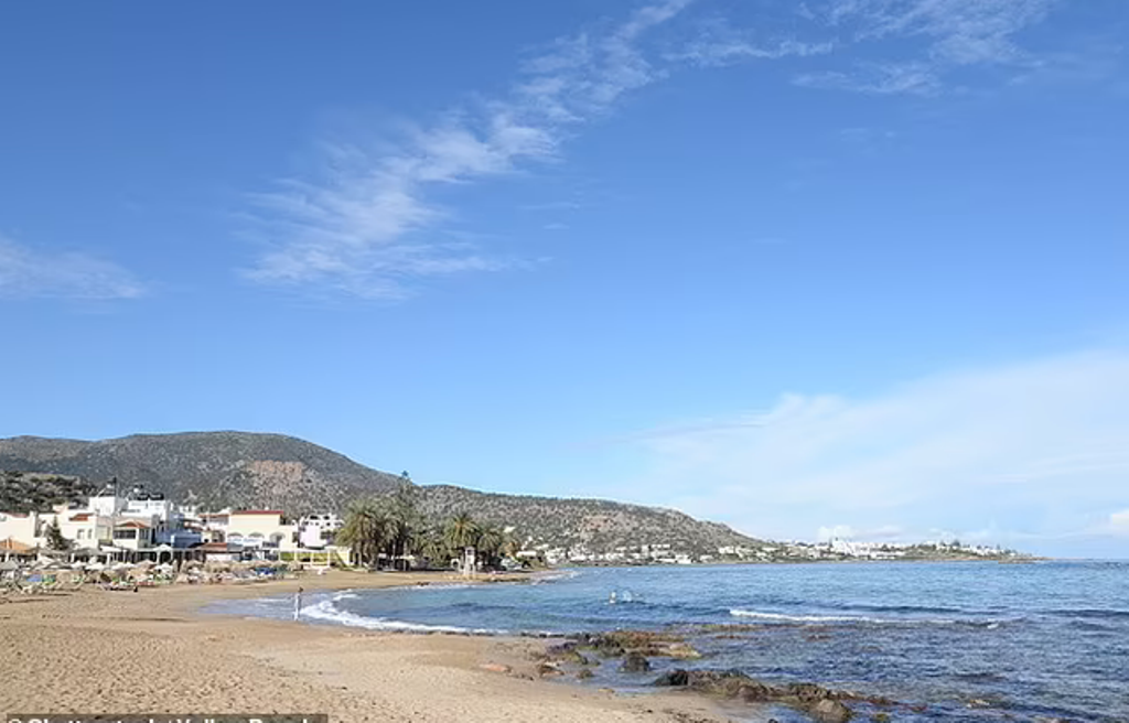 Ndodh në shtetin fqinj/ Kujtonin se po flinte gjumë, turisti vdes në shezlong