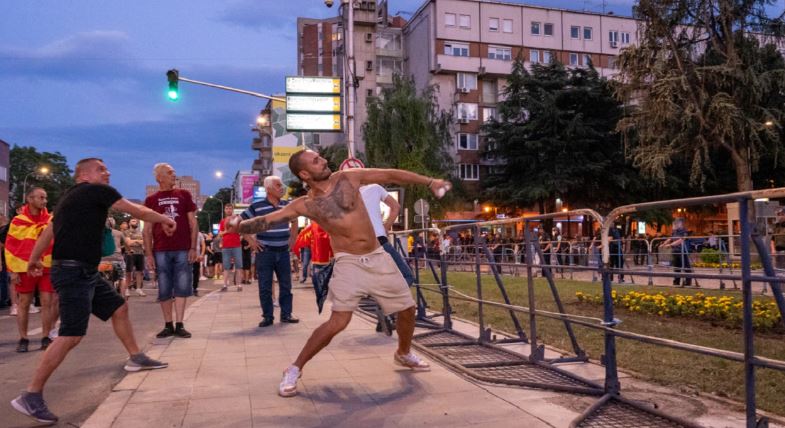 Shkup, incidente të dhunshme në protestat kundër miratimit të ‘propozimit francez’