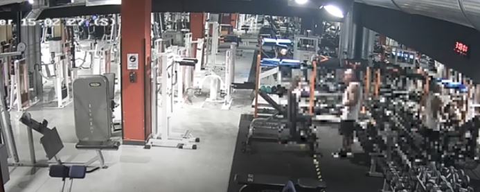 “Çmendet” burri shqiptar në Itali, dalin pamjet kur dhunon egërsisht 25-vjeçaren në palestër (VIDEO)