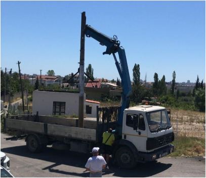Thyerja e shtyllës krijoi trafik në autostradën Tiranë-Durrës, OSSH zhbllokon rrugën pas disa orësh