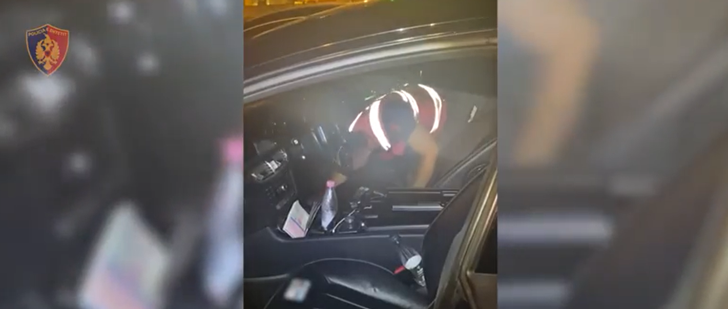 Me snajper në makinë, arrestohen dy të rinjtë në Tiranë (VIDEO)