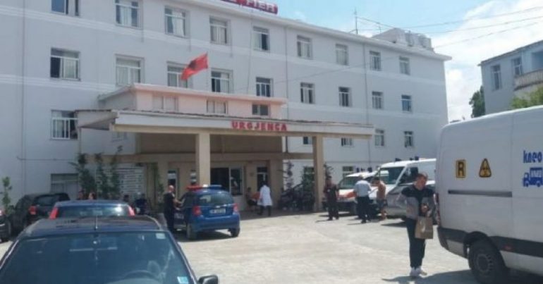 U plagos me thikë nga fqinji, ndërron jetë në spital 77-vjeçari
