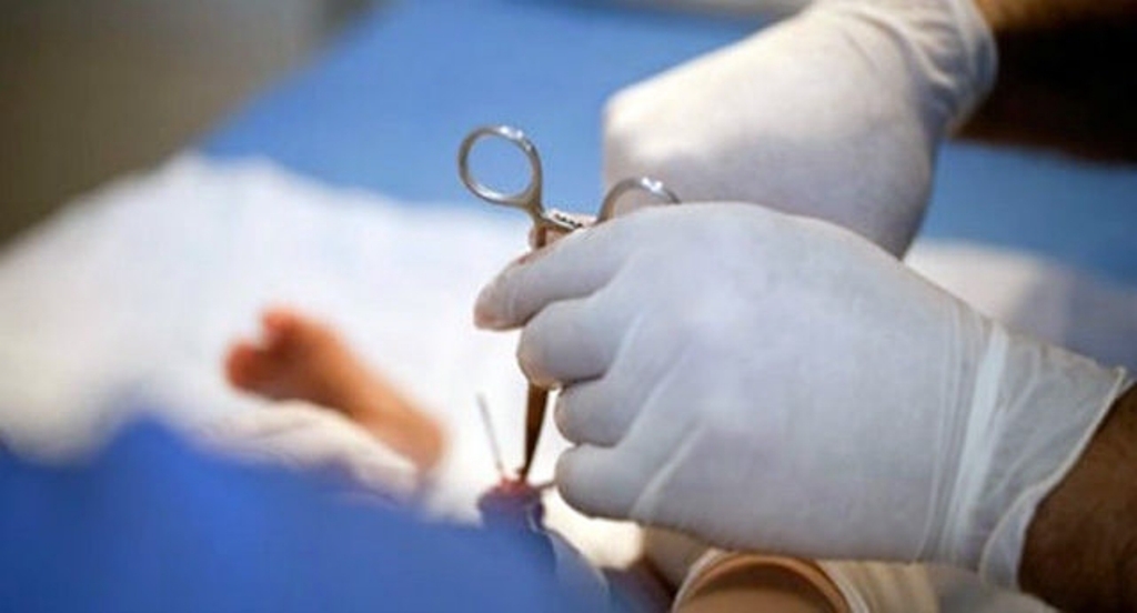 Familja shqiptare në telashe se bënë djalin synet/ Alarmohen autoritetet zvicerane, i marrin fëmijën, babai përfundon në burg