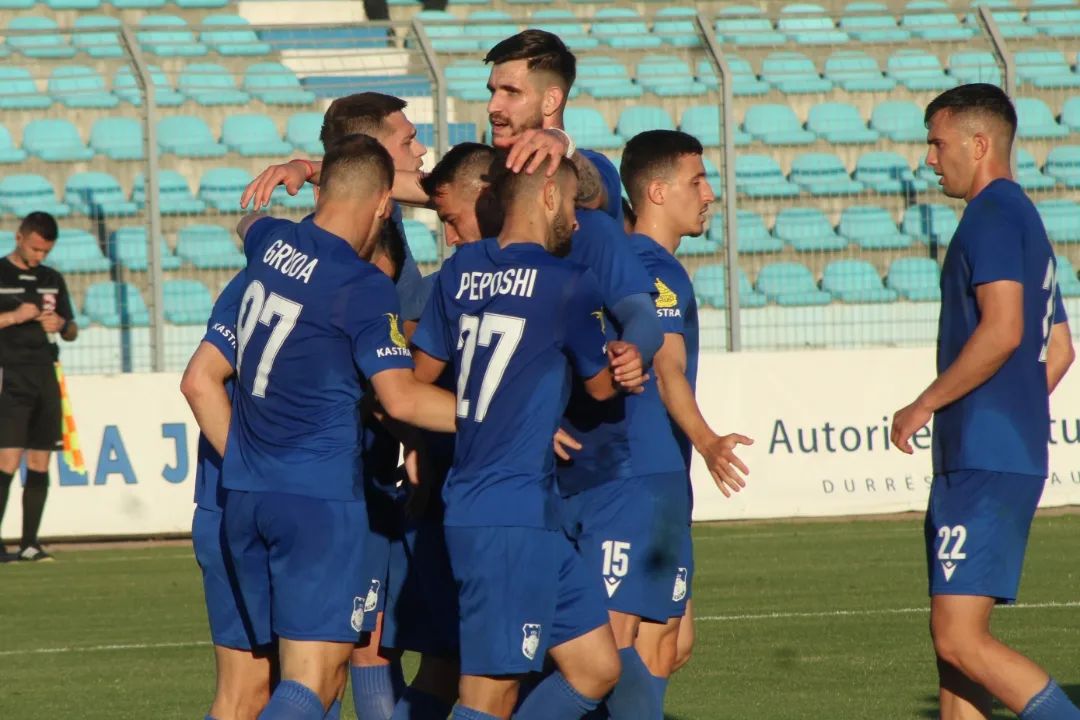 Teuta zhvillon miqësore brenda grupit