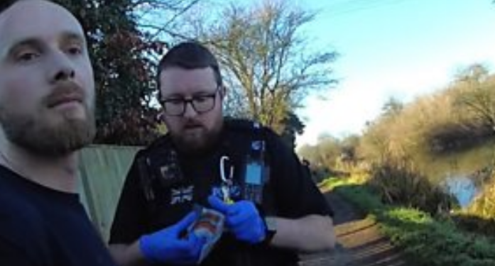 Me sëpatë dhe 8 kg kanabis në makinë, 30-vjeçari shqiptar godet policin dhe shkakton aksident rrugor