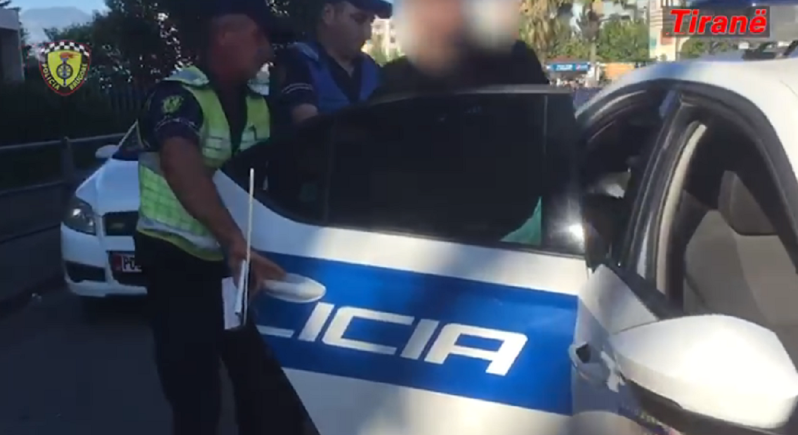 U ndalua për përdorim celulari gjatë drejtimit të mjetit, por rezultoi në kërkim ndërkombëtar, arrestohet 33-vjeçari