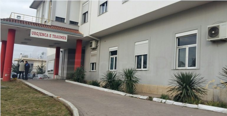 U dëmtua aksidentalisht duke notuar në pishinë, 30-vjeçari dërgohet me urgjencë në Tiranë