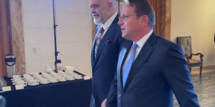 Varhelyi viziton sot Shqipërinë