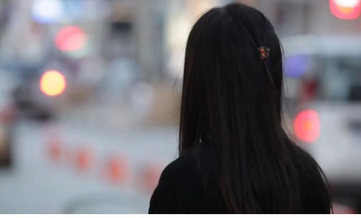 “Po më dukesh vajzë e mirë, dua të të ndihmoj”/Si ra pre e trafikimit e mitura, u abuzua për mbi një muaj