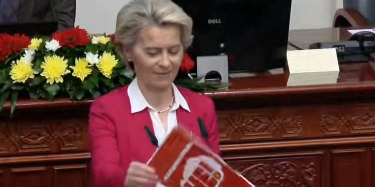 Opozita i hedh pankartë dhe e vërshëllen gjatë fjalës në Kuvendin e Maqedonisë së Veriut, si reagon Von der Leyen
