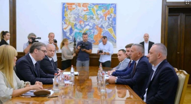 Nisin konsultimet për Qeverinë e re, Vuçiç takon Shaip Kamberin