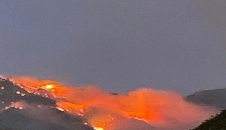 Ndërhyrja e dy avionëve për shuarjen e flakëve, vijojnë zjarret në malin e Çikës