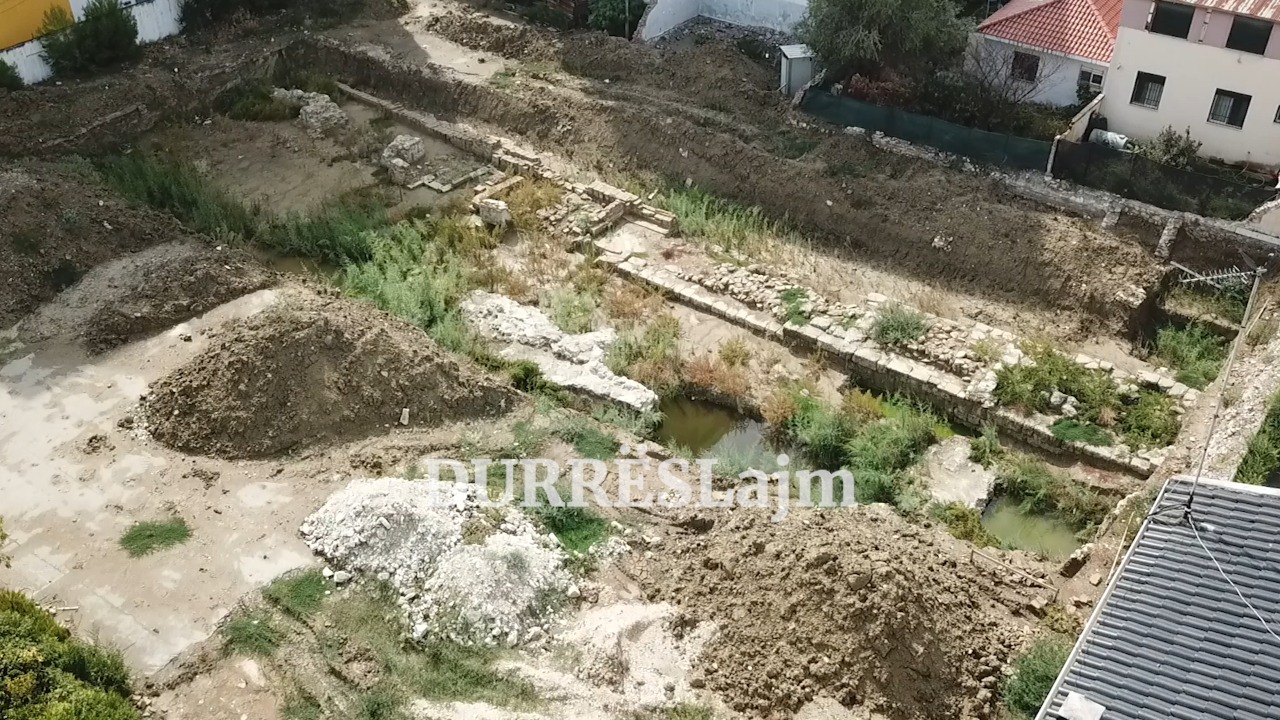 Zbulim mjaft i rëndësishëm arkeologjik në Durrës, ja çfarë fshihte nëntoka poshtë shkollës 9-vjeçare &#8220;Eftali Koçi&#8221; (Plane ekskluzive me dron)