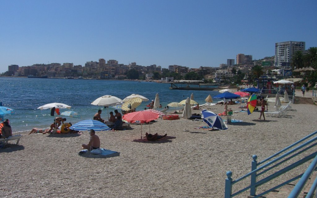 Turisti italian ndërron jetë në plazh