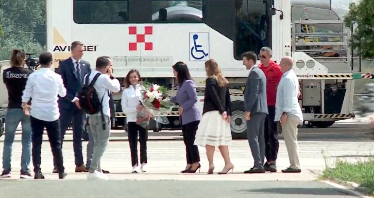 U shpall kampione Evrope, Luiza Gega mbërrin në atdhe, pritet me ceremoni (VIDEO)