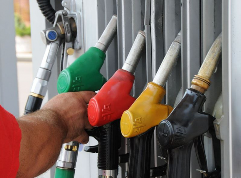 “Çmendet” nafta në Shqipërinë e bordeve, ja sa ishin çmimet në Itali dje