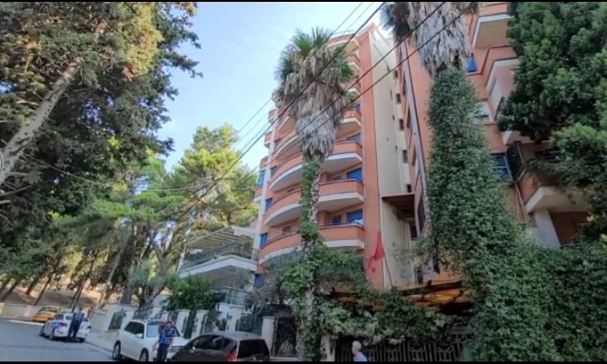 Durrës, 25-vjeçarja hidhet nga ballkoni, ndërron jetë në vend