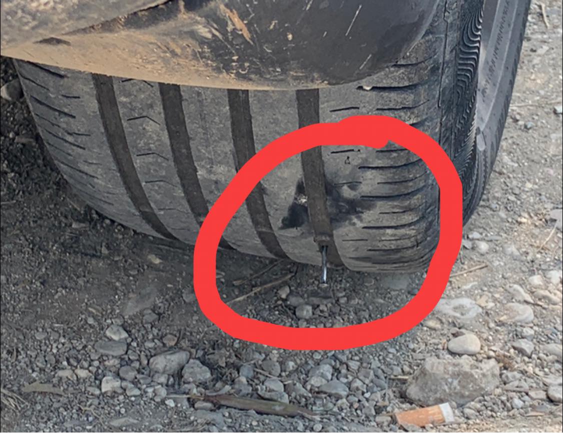 Nuk drekoi në restorantin e tyre, “pronari” i parkimit i çan gomën qytetarit