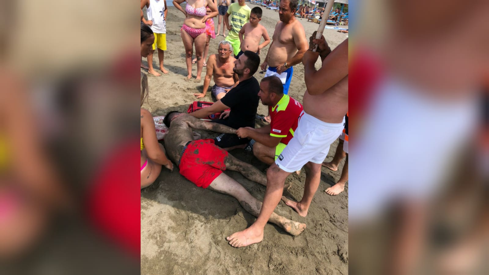 Po mbytej në det, pushuesit dhe dy roje bregdetare shpëtojnë të riun në plazh