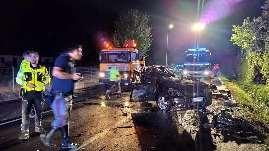 Makina u përmbys dhe u përplas me pemën duke u marrë jetën 4 të rinjve, zbulohet identiteti i djalit shqiptar