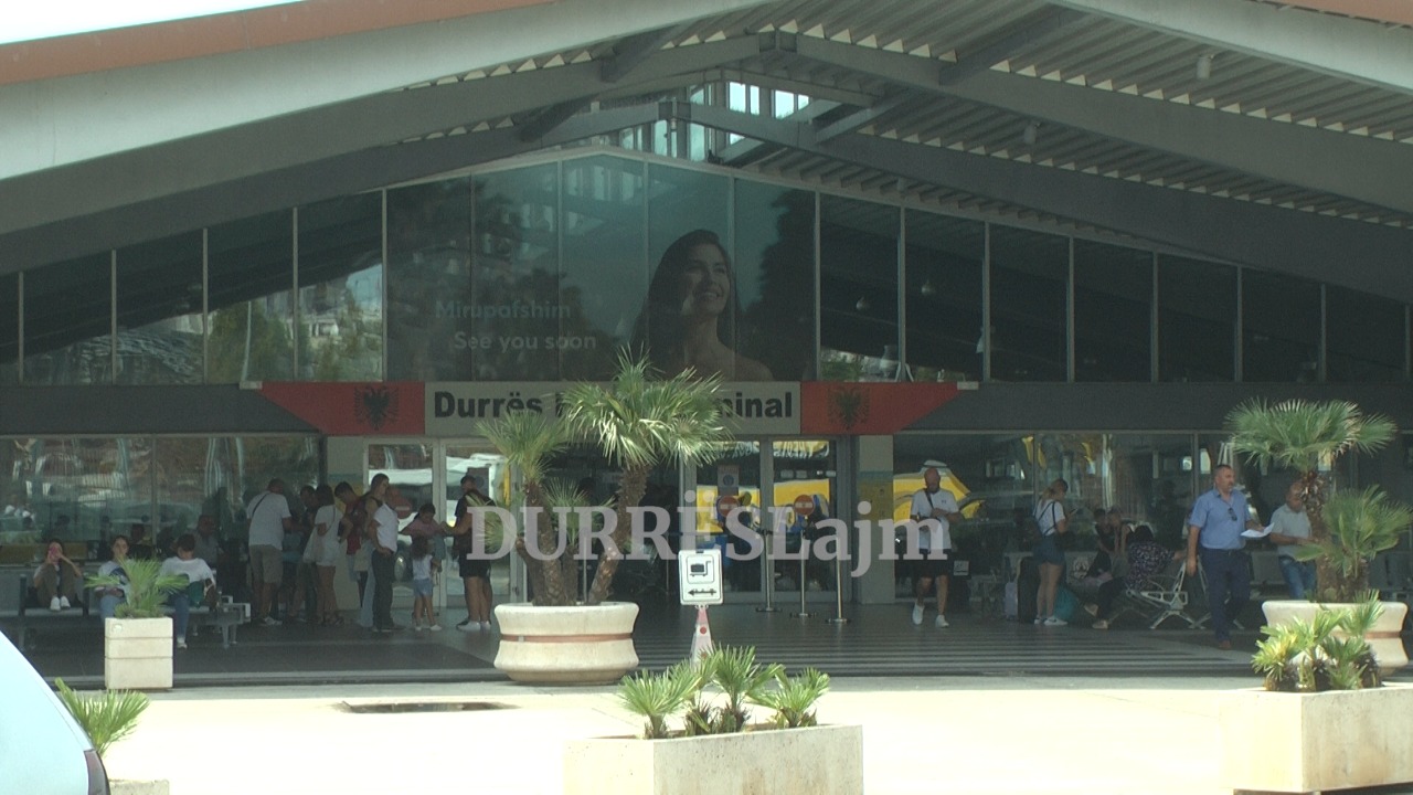 &#8220;Largohemi të kënaqur!&#8221; Fluks në dalje nga porti i Durrësit, emigrantët ankohen për çmimet e larta në vendin tonë (VIDEO)