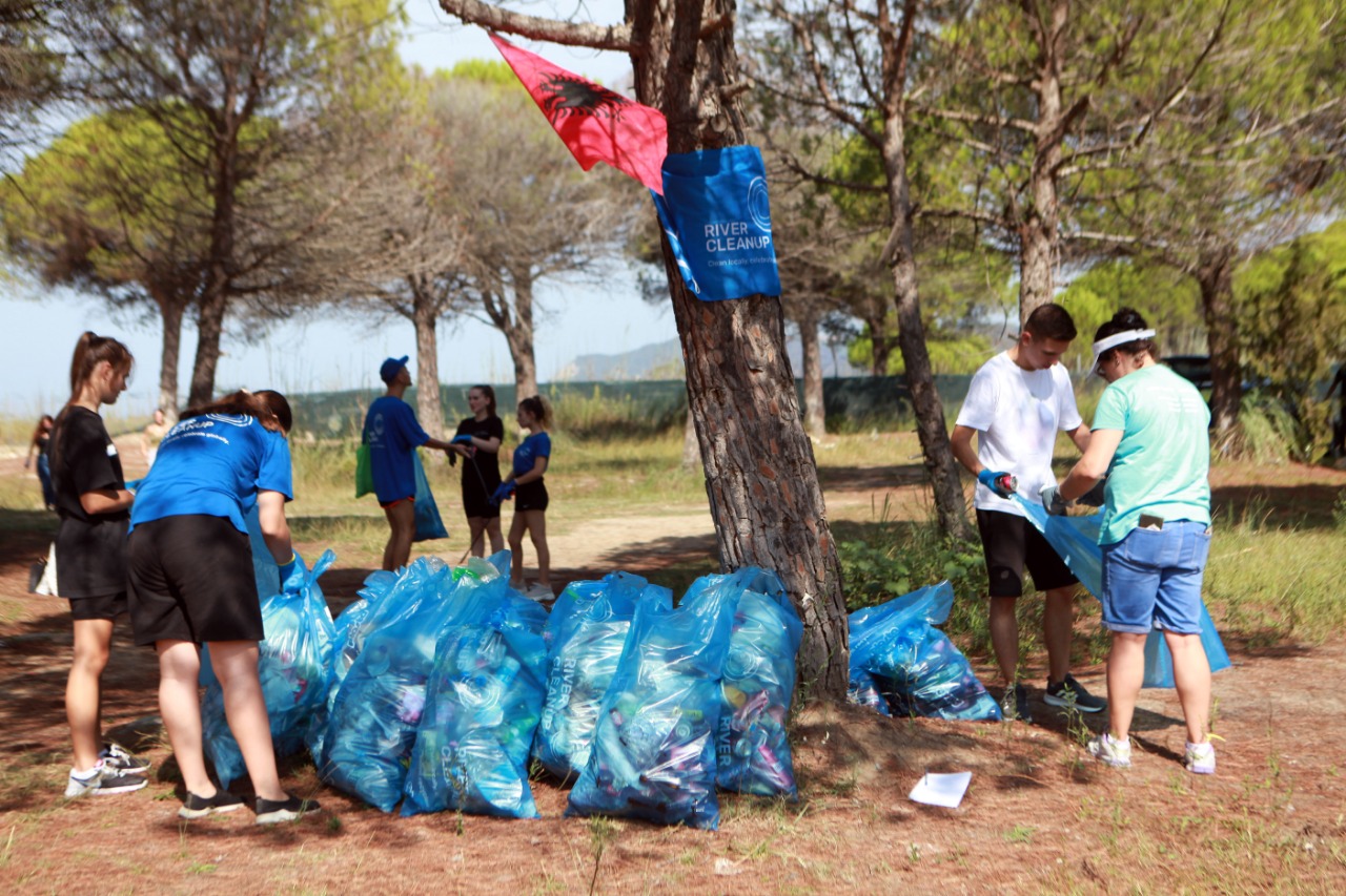 River clean up Albania aksion pastrimi në Gjirin e Lalëzit, grupit i bashkohet dhe modelja Emina Çunmulaj