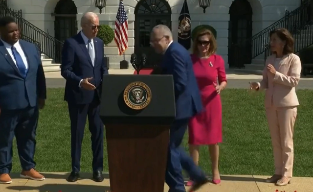 Biden e bën sërish/ I “ngrin” dora varur, harroi se para 5 sekondsh ia shtrëngoi dorën Schumer-it (VIDEO)