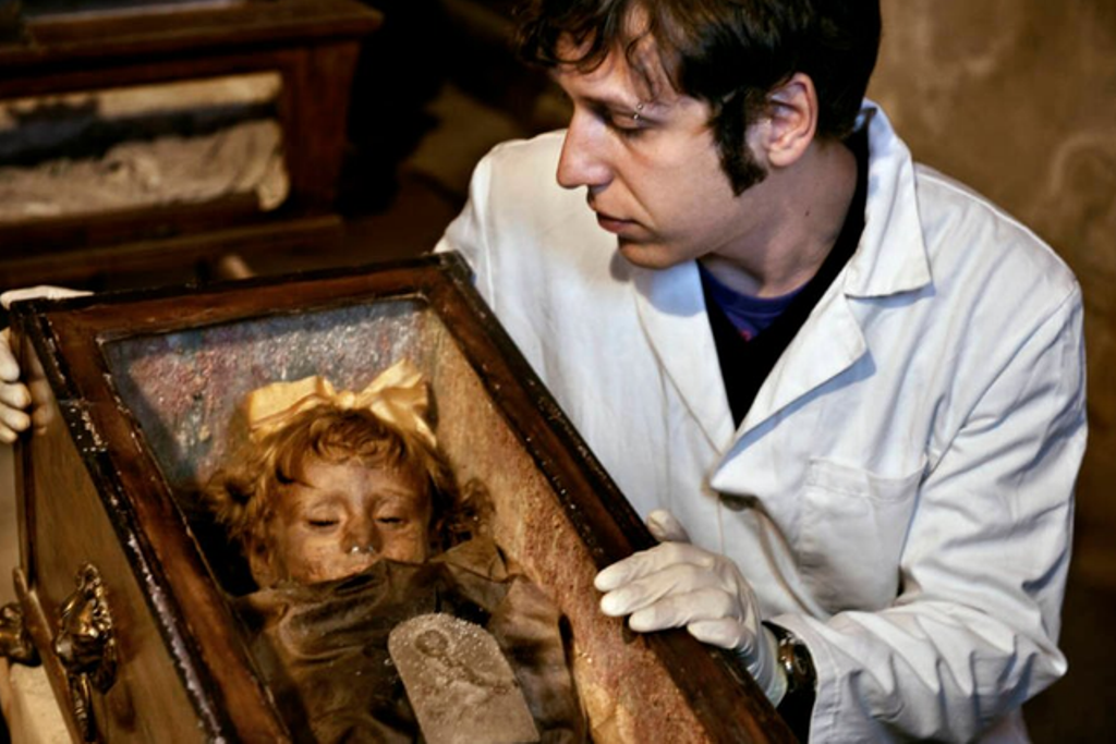 Është balsamosur 102 vite më parë! Vajza “hap e mbyll sytë”, zbulohet misteri