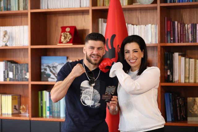 Florian Marku kërkon titullin WBC Silver, ministrja Kushi vesh dorezat e boksit dhe e pret në zyrë