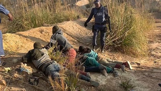 Përdhunuan deri në 10 herë modelet në një minierë të braktisur, policia ekzekuton tre persona, mbi 120 të arrestuar në Afrikën e Jugut